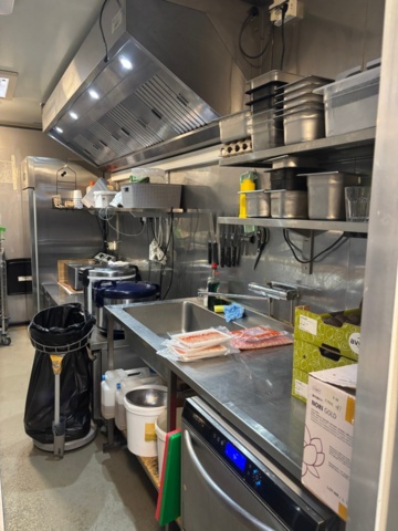 1408002-5 Food truck – fully equipped with restaurant kitchen, fridge/freezer, ventilation etc.