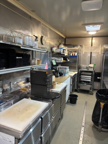 1408002-6 Food truck – fully equipped with restaurant kitchen, fridge/freezer, ventilation etc.