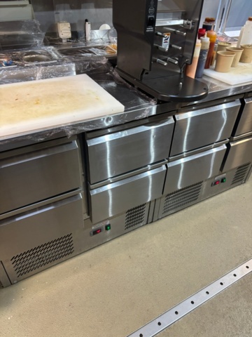 1408002-7 Food truck – fully equipped with restaurant kitchen, fridge/freezer, ventilation etc.