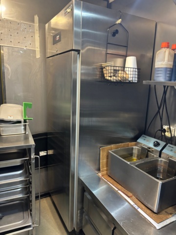 1408002-8 Food truck – fully equipped with restaurant kitchen, fridge/freezer, ventilation etc.