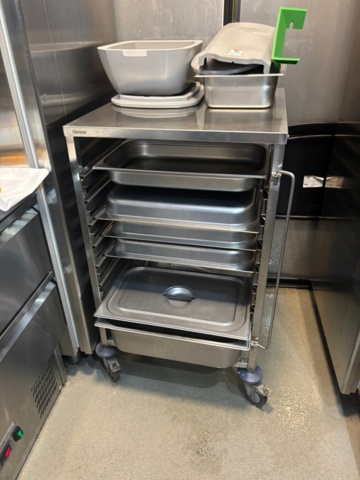 1408002-9 Food truck – fully equipped with restaurant kitchen, fridge/freezer, ventilation etc.