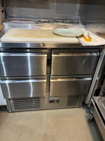 1408002-10 Food truck – fully equipped with restaurant kitchen, fridge/freezer, ventilation etc.