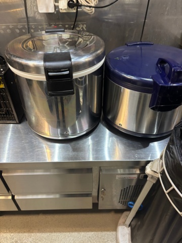 1408002-11 Food truck – fully equipped with restaurant kitchen, fridge/freezer, ventilation etc.
