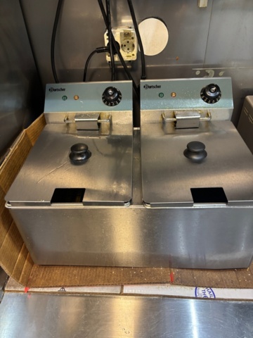 1408002-12 Food truck – fully equipped with restaurant kitchen, fridge/freezer, ventilation etc.