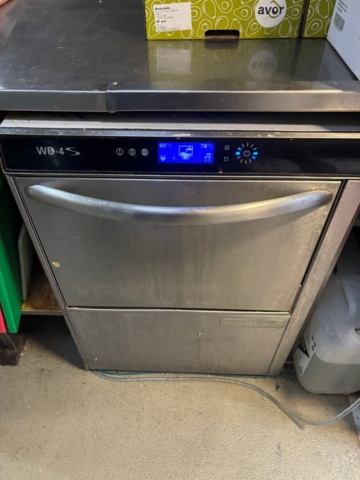 1408002-13 Food truck – fully equipped with restaurant kitchen, fridge/freezer, ventilation etc.