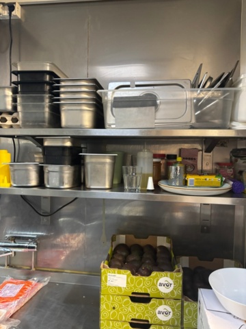 1408002-14 Food truck – fully equipped with restaurant kitchen, fridge/freezer, ventilation etc.