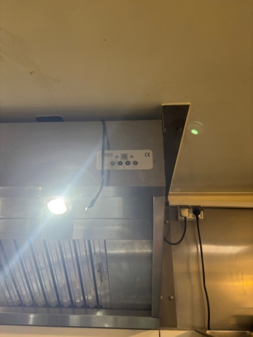 1408002-15 Food truck – fully equipped with restaurant kitchen, fridge/freezer, ventilation etc.