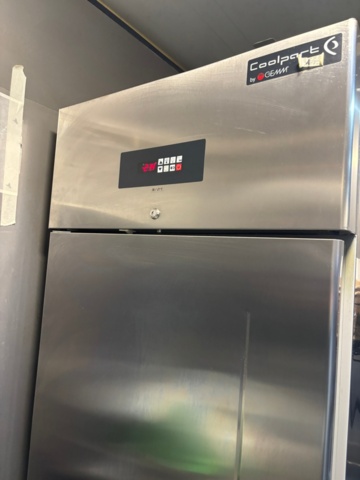 1408002-17 Food truck – fully equipped with restaurant kitchen, fridge/freezer, ventilation etc.