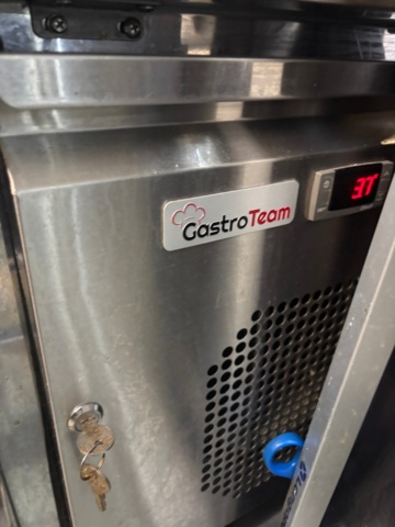 1408002-21 Food truck – fully equipped with restaurant kitchen, fridge/freezer, ventilation etc.