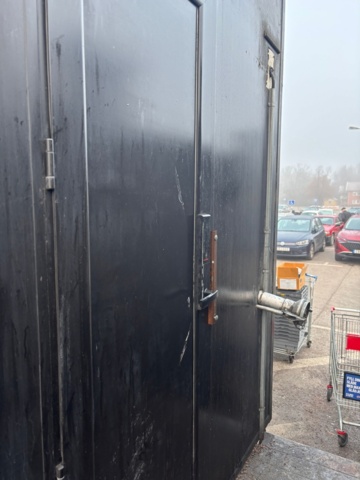 1408002-24 Food truck – fully equipped with restaurant kitchen, fridge/freezer, ventilation etc.