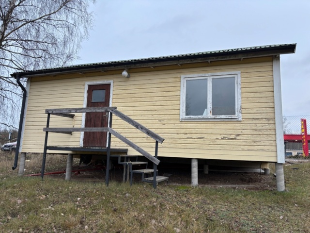 1372832-3 Fristående byggnad med dusch- och omklädningsutrymme