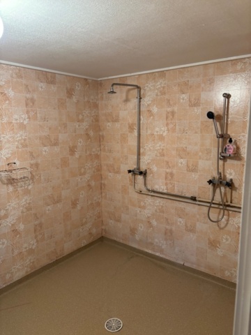 1372832-8 Fristående byggnad med dusch- och omklädningsutrymme