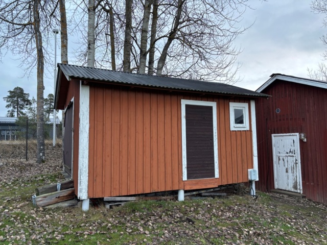 1372834-3 Förrådsbyggnad med slagport