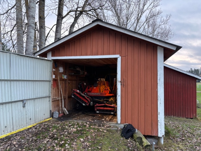 1372834-4 Förrådsbyggnad med slagport