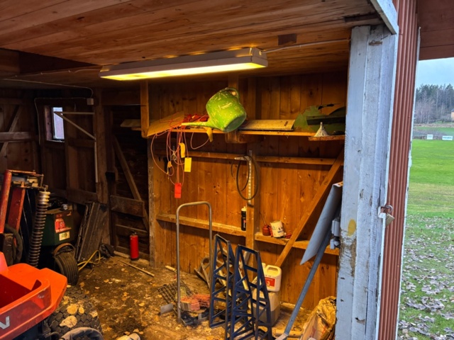 1372834-5 Förrådsbyggnad med slagport