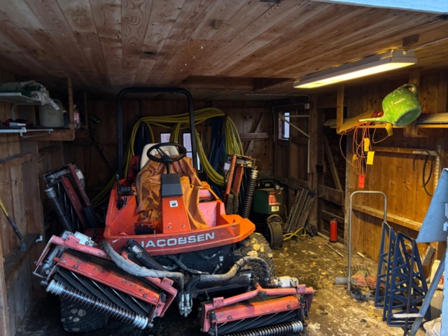 1372834-6 Förrådsbyggnad med slagport