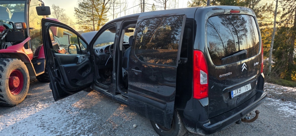 1320034-5 Citroën Berlingo Kombi 1.6i Manuell, 109hk, 2010 (Reparationsobjekt)