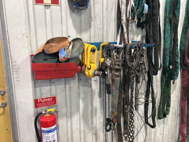 1457379-2 Samling med diverse lyftredskap