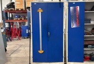 1457407 Plåtskåp med innehåll