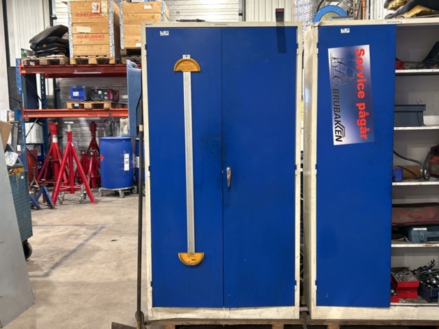 1457407-1 Plåtskåp med innehåll