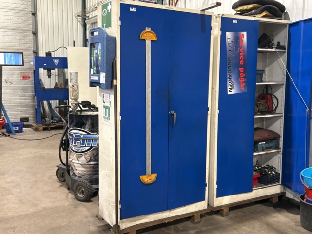 1457407-2 Plåtskåp med innehåll