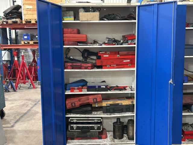 1457407-3 Plåtskåp med innehåll