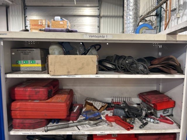 1457407-4 Plåtskåp med innehåll