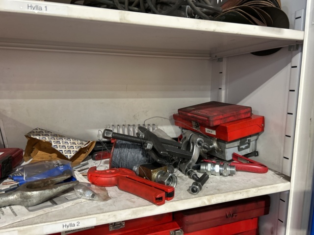 1457407-5 Plåtskåp med innehåll