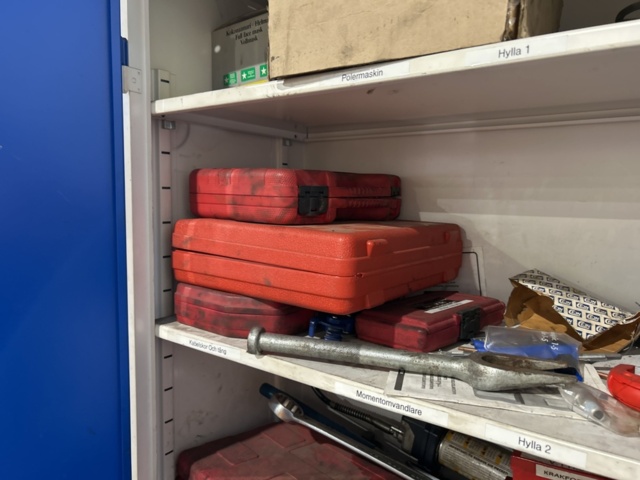 1457407-6 Plåtskåp med innehåll