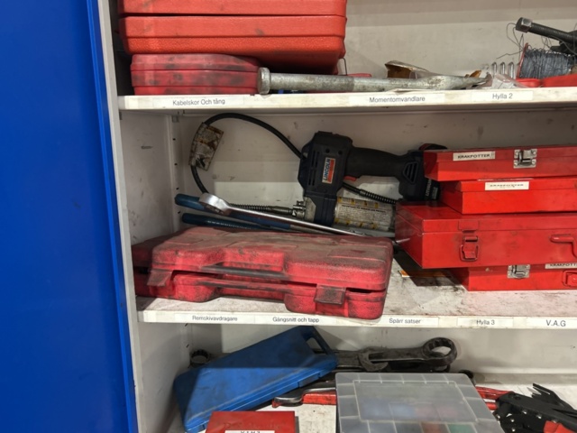 1457407-7 Plåtskåp med innehåll