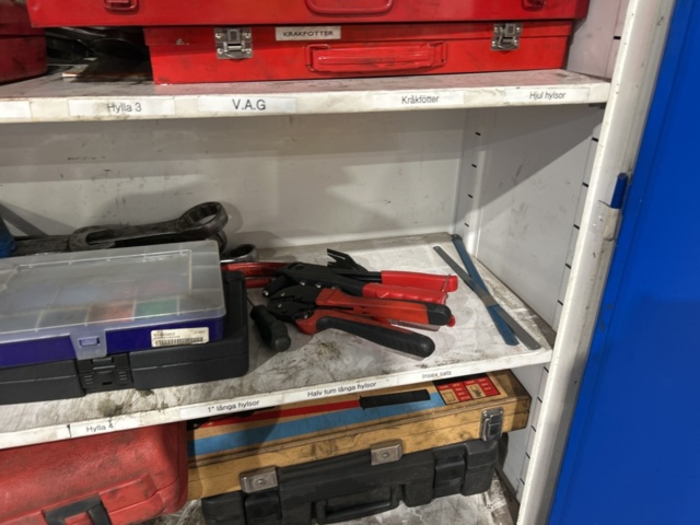 1457407-10 Plåtskåp med innehåll