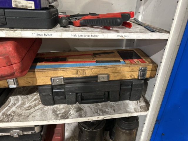 1457407-11 Plåtskåp med innehåll