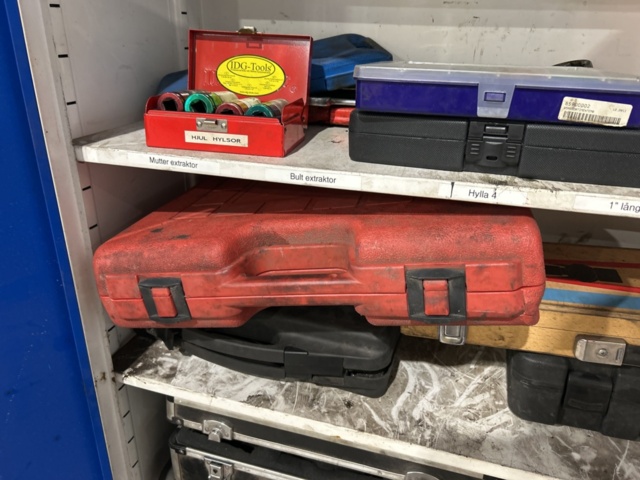 1457407-12 Plåtskåp med innehåll