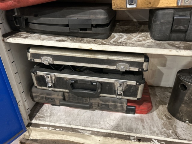 1457407-13 Plåtskåp med innehåll