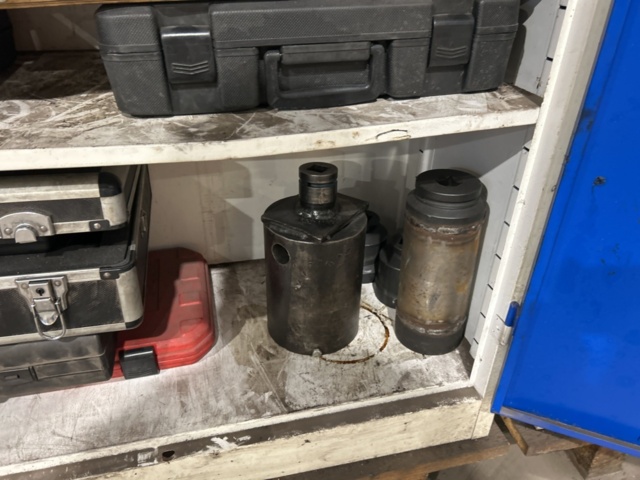 1457407-14 Plåtskåp med innehåll