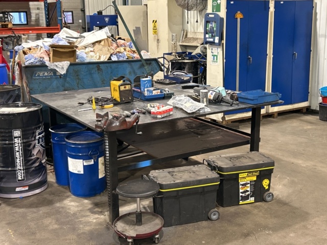 1457409-1 Arbetsbord med diverse innehåll