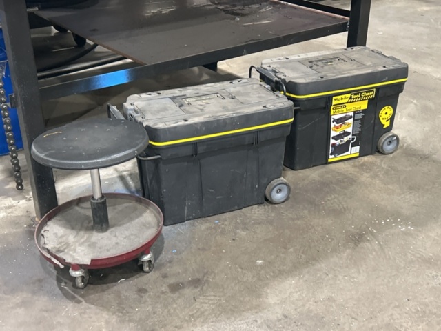 1457409-2 Arbetsbord med diverse innehåll