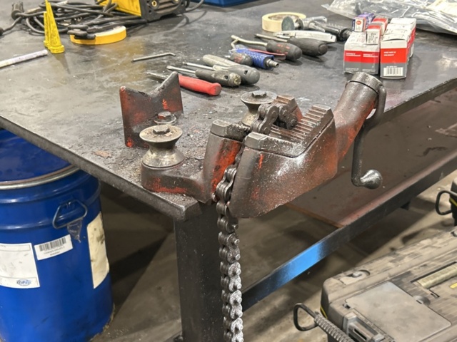 1457409-3 Arbetsbord med diverse innehåll