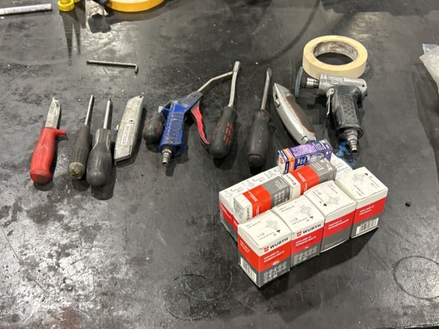 1457409-4 Arbetsbord med diverse innehåll