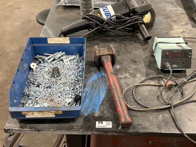 1457409-6 Arbetsbord med diverse innehåll