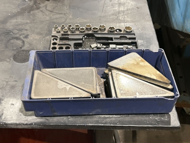 1457409-7 Arbetsbord med diverse innehåll