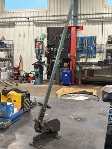 1457409-8 Arbetsbord med diverse innehåll