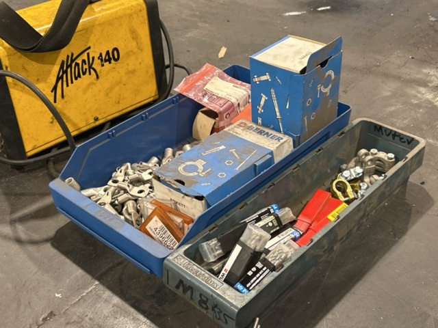 1457409-9 Arbetsbord med diverse innehåll