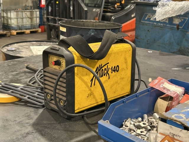 1457409-10 Arbetsbord med diverse innehåll