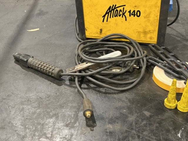 1457409-11 Arbetsbord med diverse innehåll