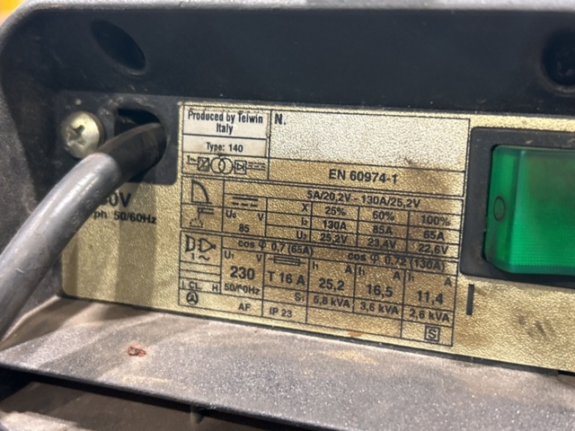 1457409-12 Arbetsbord med diverse innehåll