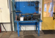 1457417 Arbetsbänk med skruvstäd, verktygstavla och innehåll