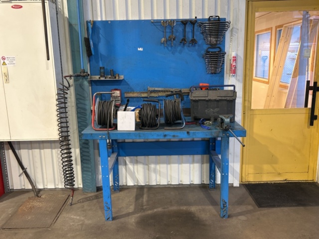 1457417-1 Arbetsbänk med skruvstäd, verktygstavla och innehåll