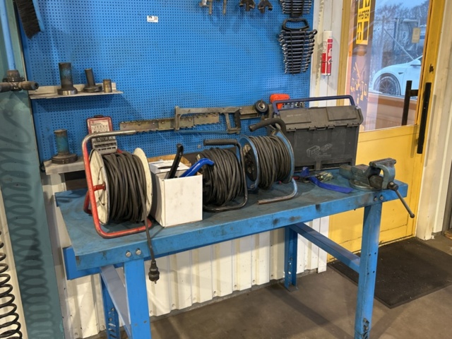 1457417-2 Arbetsbänk med skruvstäd, verktygstavla och innehåll