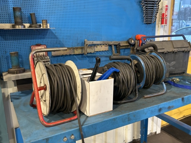 1457417-3 Arbetsbänk med skruvstäd, verktygstavla och innehåll